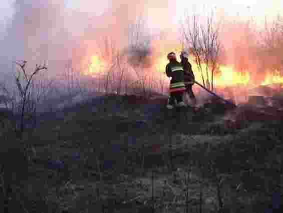 У селі на Львівщині 4 години ліквідовували загорання сірки