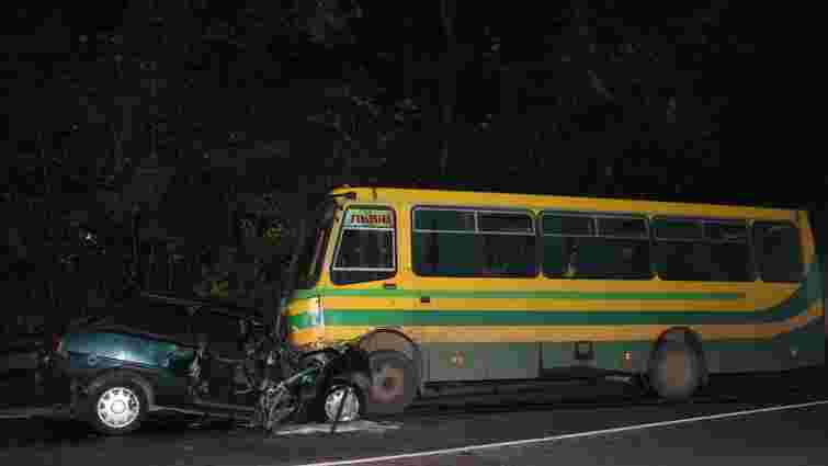 У Львові легковик врізався в автобус: загинув підліток