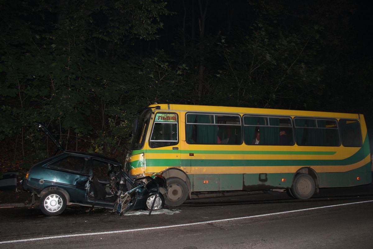 У Львові легковик врізався в автобус: загинув підліток