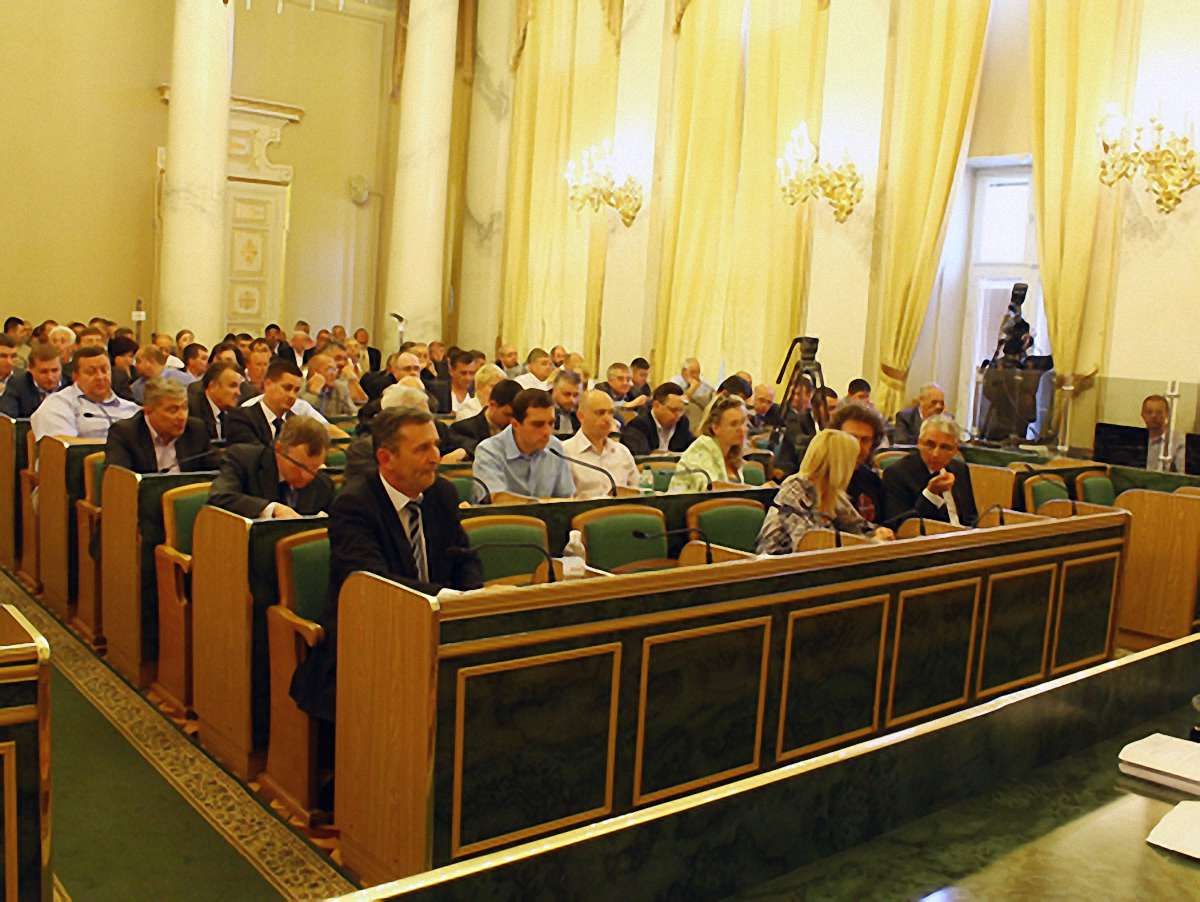 Львівська облрада вимагає скасувати податок на перекази заробітчан