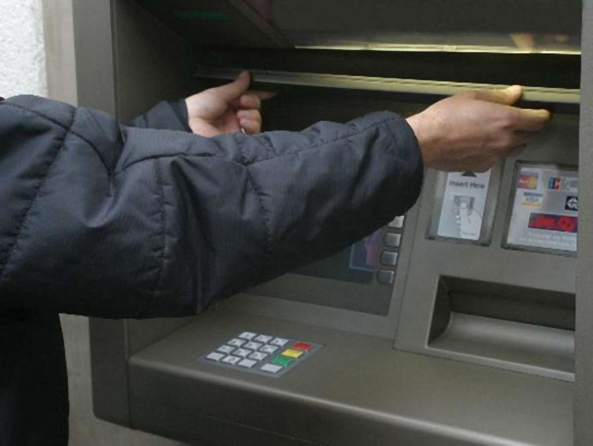 В Одесі співробітниця банку обкрадала банкомати