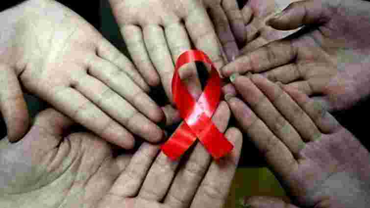 Лише один з двох ВІЛ-інфікованих українців знає про свій статус