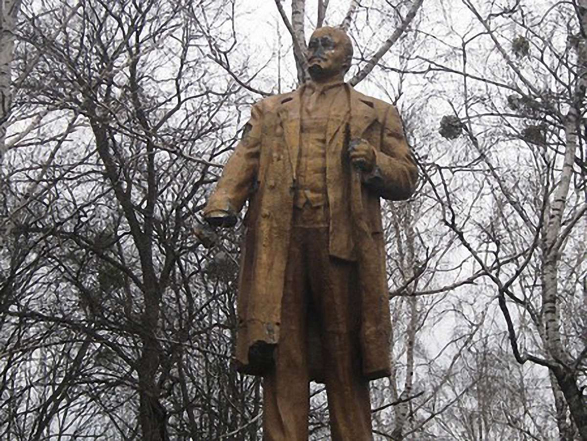 "Свободівців" затримали за руйнування пам’ятника Леніну на Полтавщині