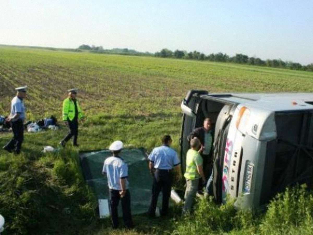 Пасажирів автобуса, що перекинувся в Румунії, відправили в Україну