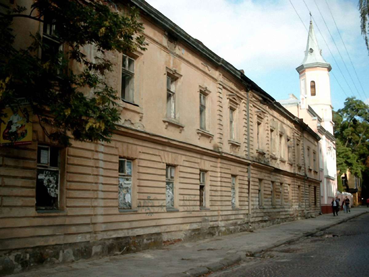 Дві церкви на руїнах