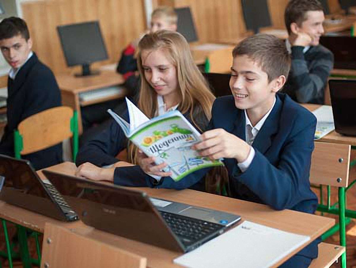 Діти в Бурштині отримали ноутбуки, гойдалки та спортінвентар