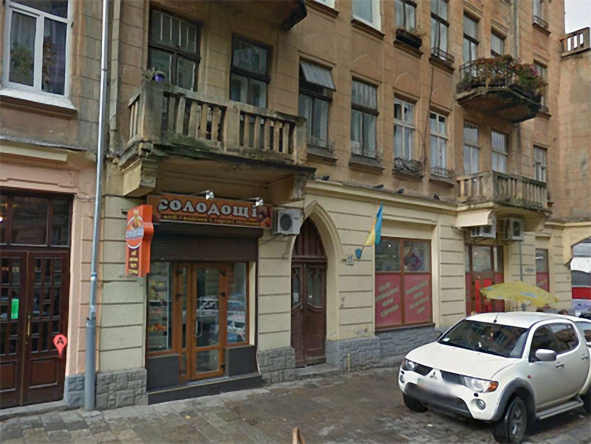 На львів’янку в центрі міста впав фрагмент балкона