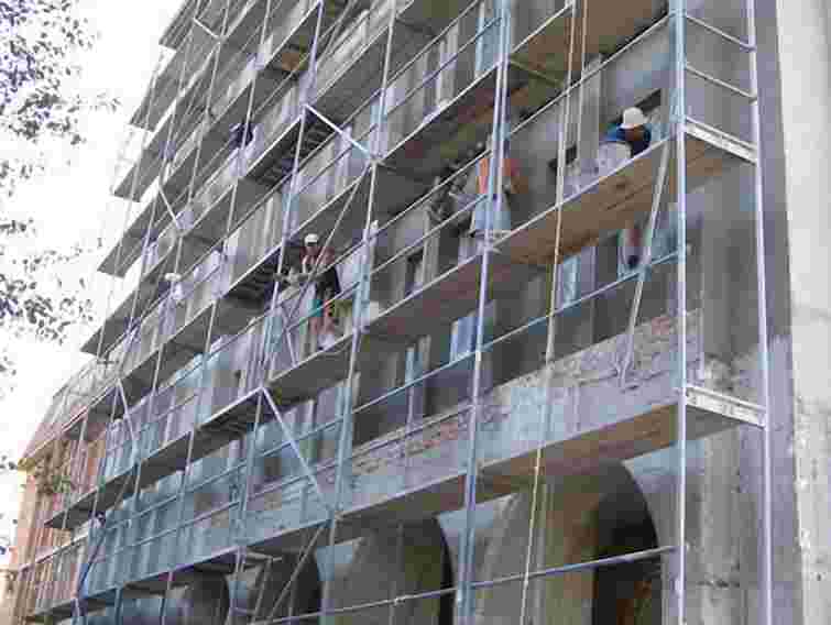 У Брюховичах будівельник впав з риштування