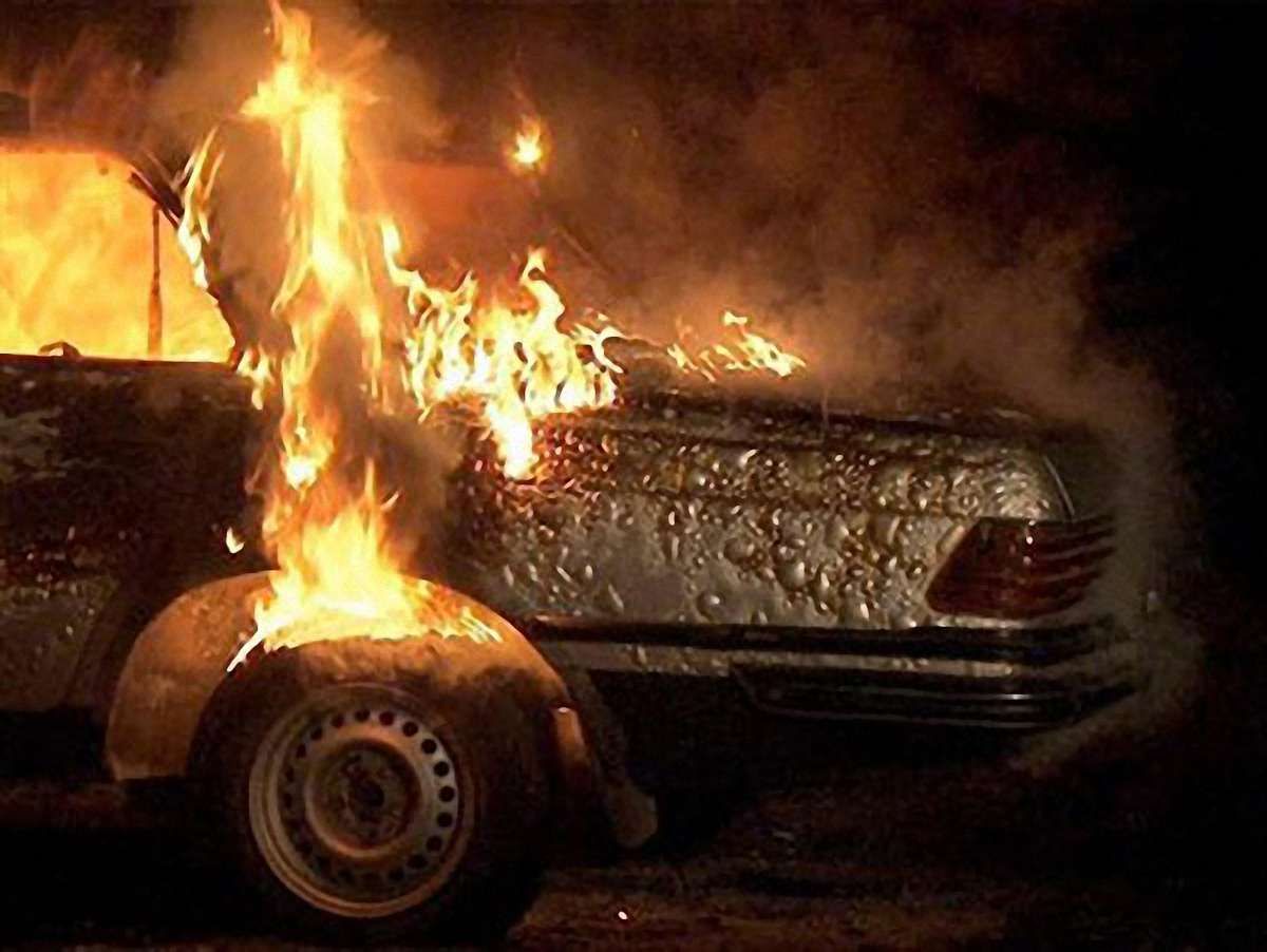 На Закарпатті затримали чоловіка, який підпалив Mercedes