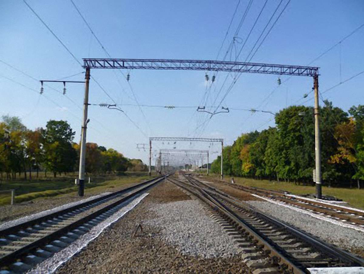 Житель Львівщини загинув, переходячи колію в недозволеному місці