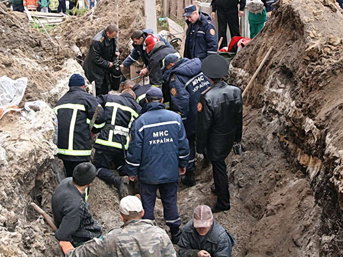 У Тернополі робітника засипало землею