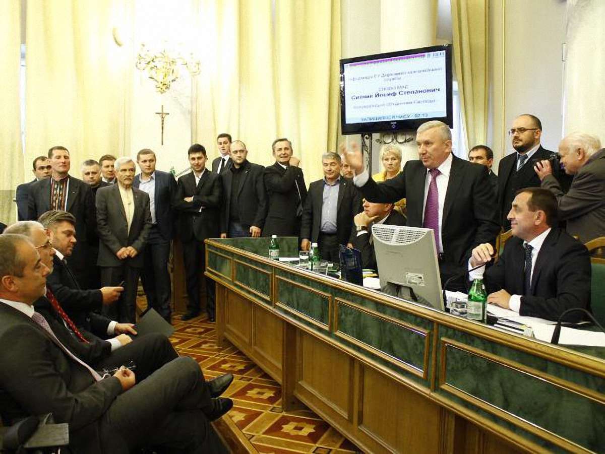 «Свобода» досі блокує трибуну Львівської облради через «Шеврон»