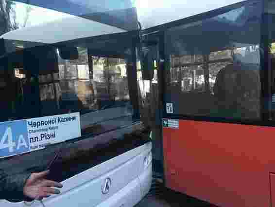 У центрі Львова зіткнулись два великогабаритні автобуси