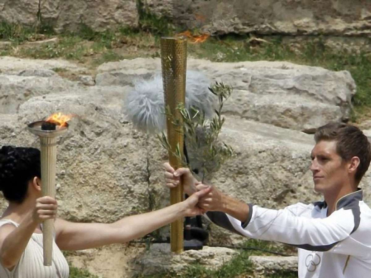 Олімпійський вогонь передали Росії