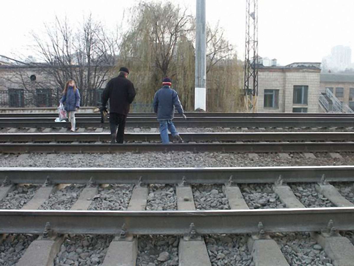 На Львівській залізниці за ходіння по коліях оштрафували понад дві тисячі осіб