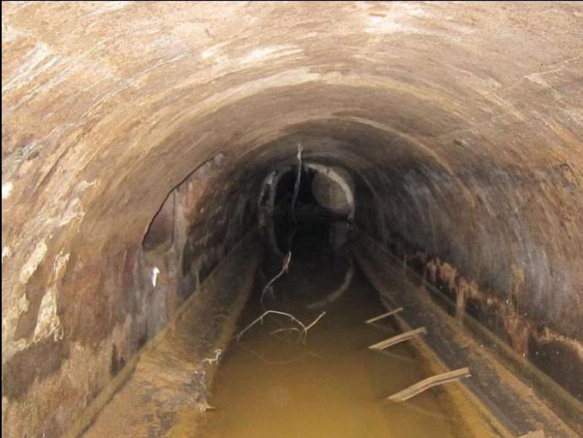 На вулиці Стуса у Львові через сірководень руйнується колектор 