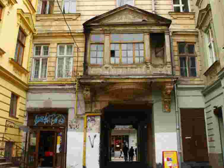 Балкон у проїзді Крива Липа можуть не відреставрувати цього року