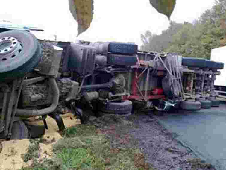 На Львівщині перекинулася вантажівка із кукурудзою: водій загинув