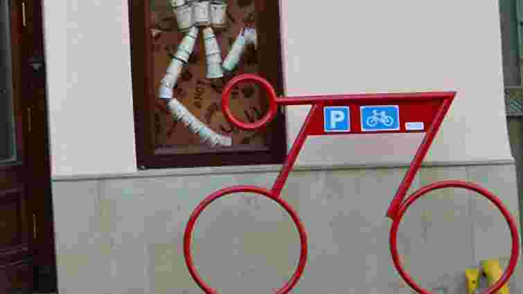 У центрі Львова встановили велостійку у формі велосипедиста
