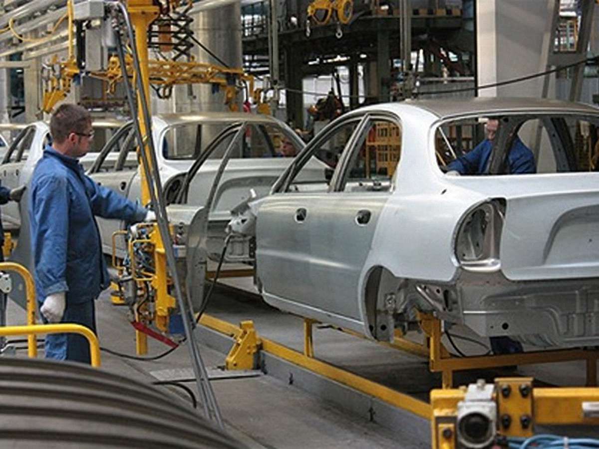В Україні виробництво автомобілів скоротилося майже на половину