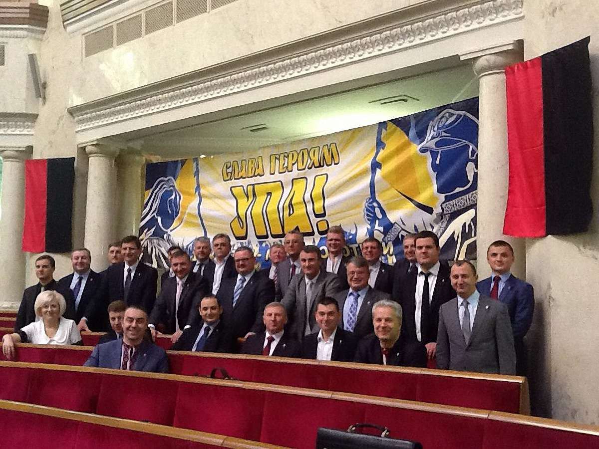 Регіонали і комуністи покинули Раду через прапори УПА у залі