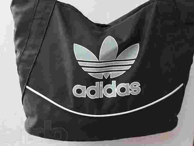 «Брендові» сумки Adidas шили в підпільному цеху на Львівщині