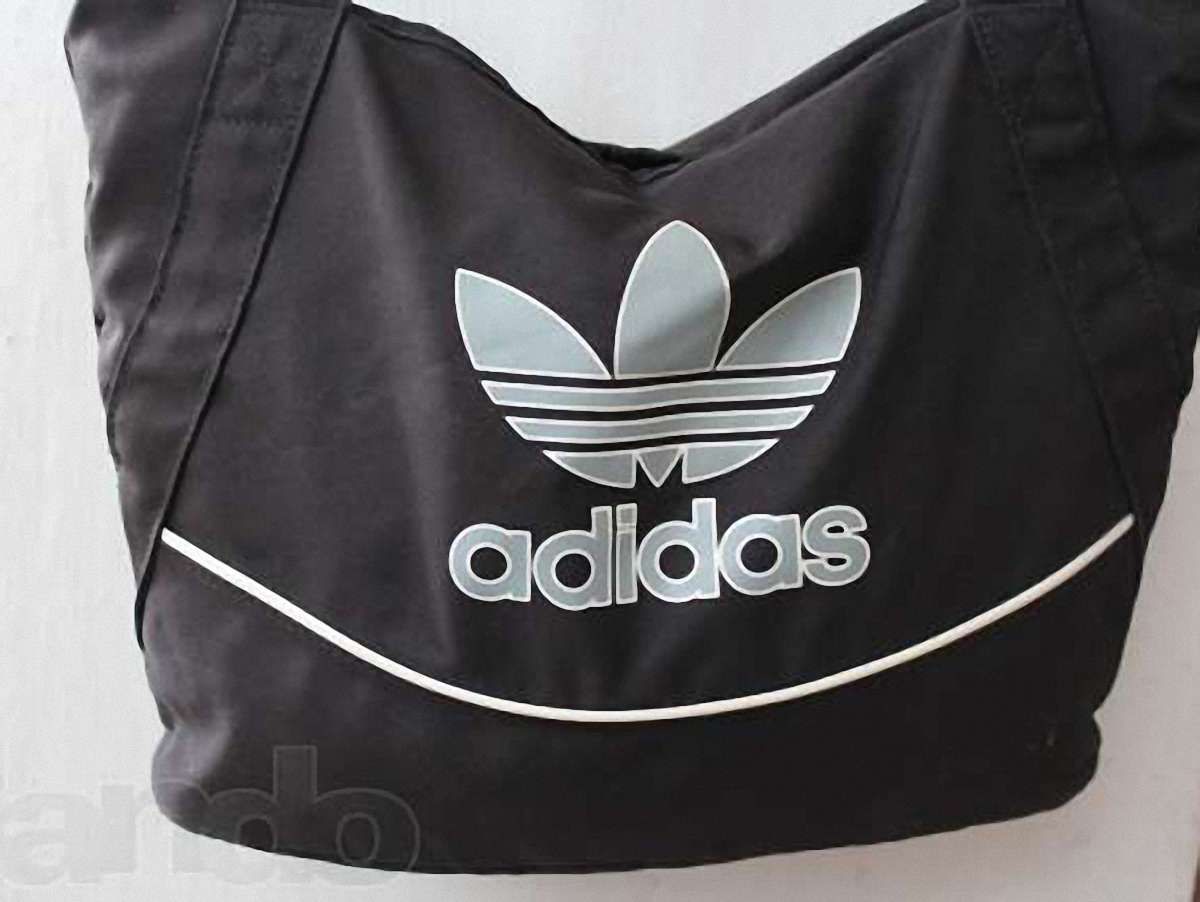 «Брендові» сумки Adidas шили в підпільному цеху на Львівщині