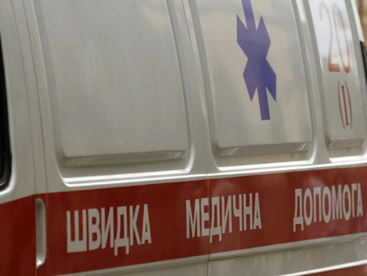 На Львівщині автобус з дітьми врізався у дерево. Фото