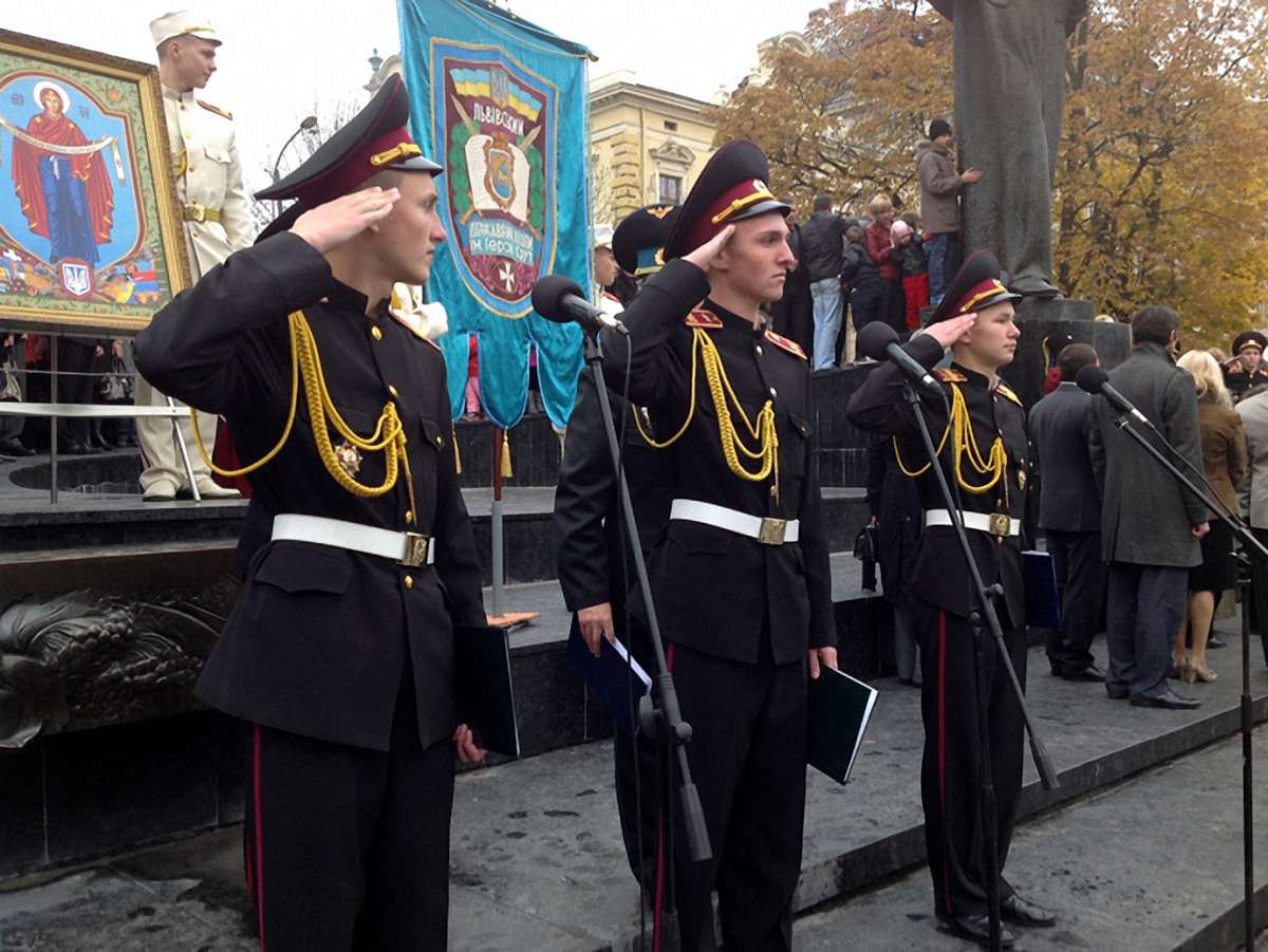 У Львові 200 ліцеїстів героїв Крут виголосили урочисту клятву