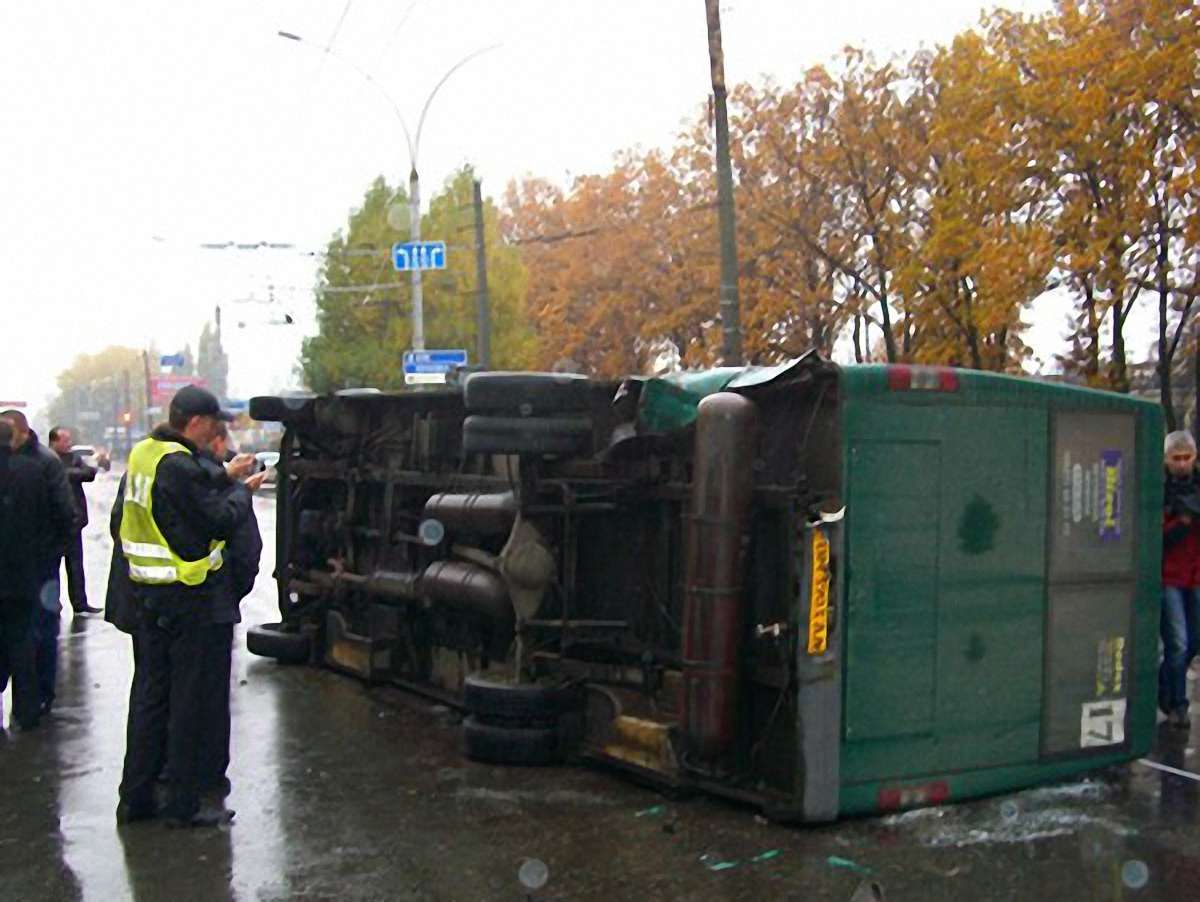 У Сумах міліціонер на авто в’їхав у маршрутку: є травмовані. Фото