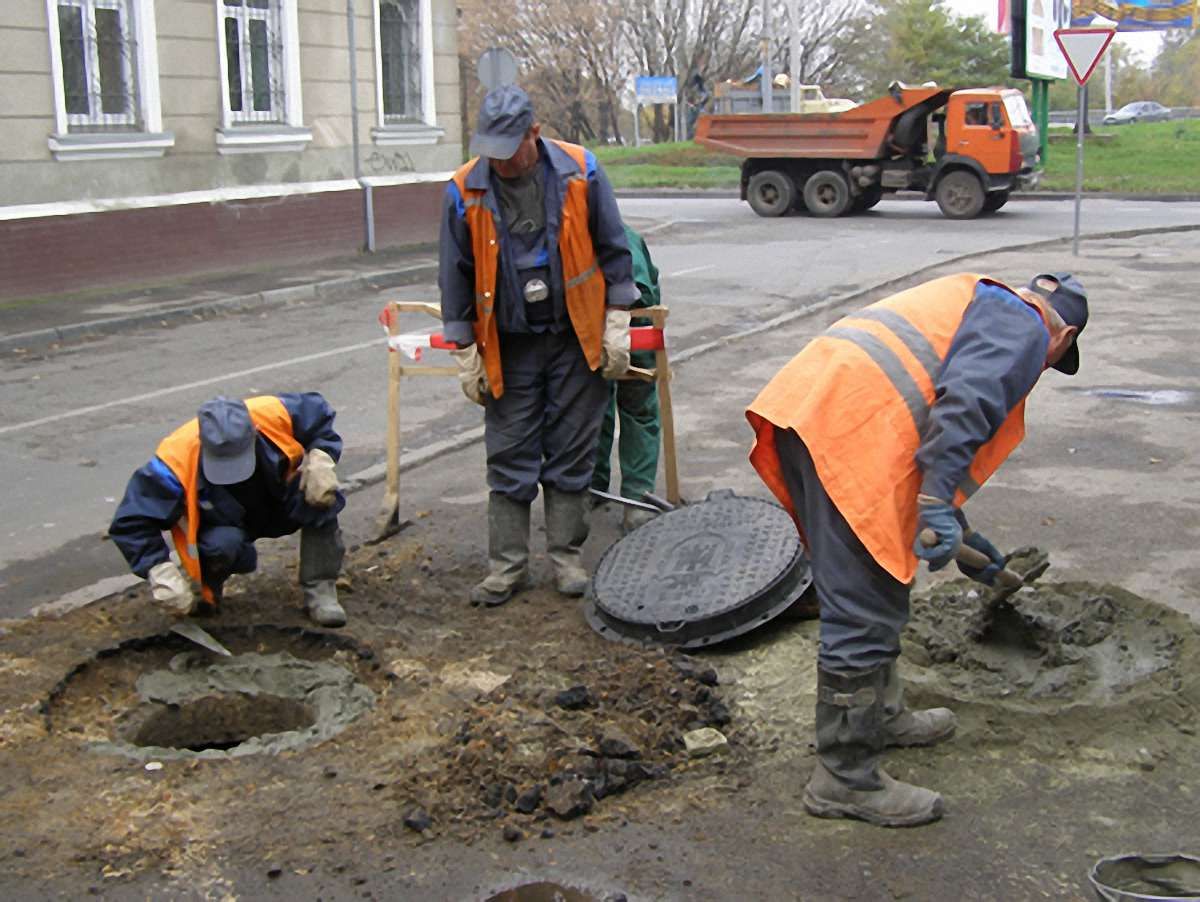 У Львові перевіряють наявність люків