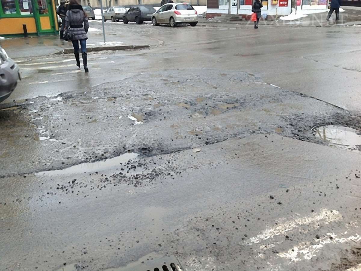 Через ями на дорозі на Львівщині люди знову вийшли на пікет