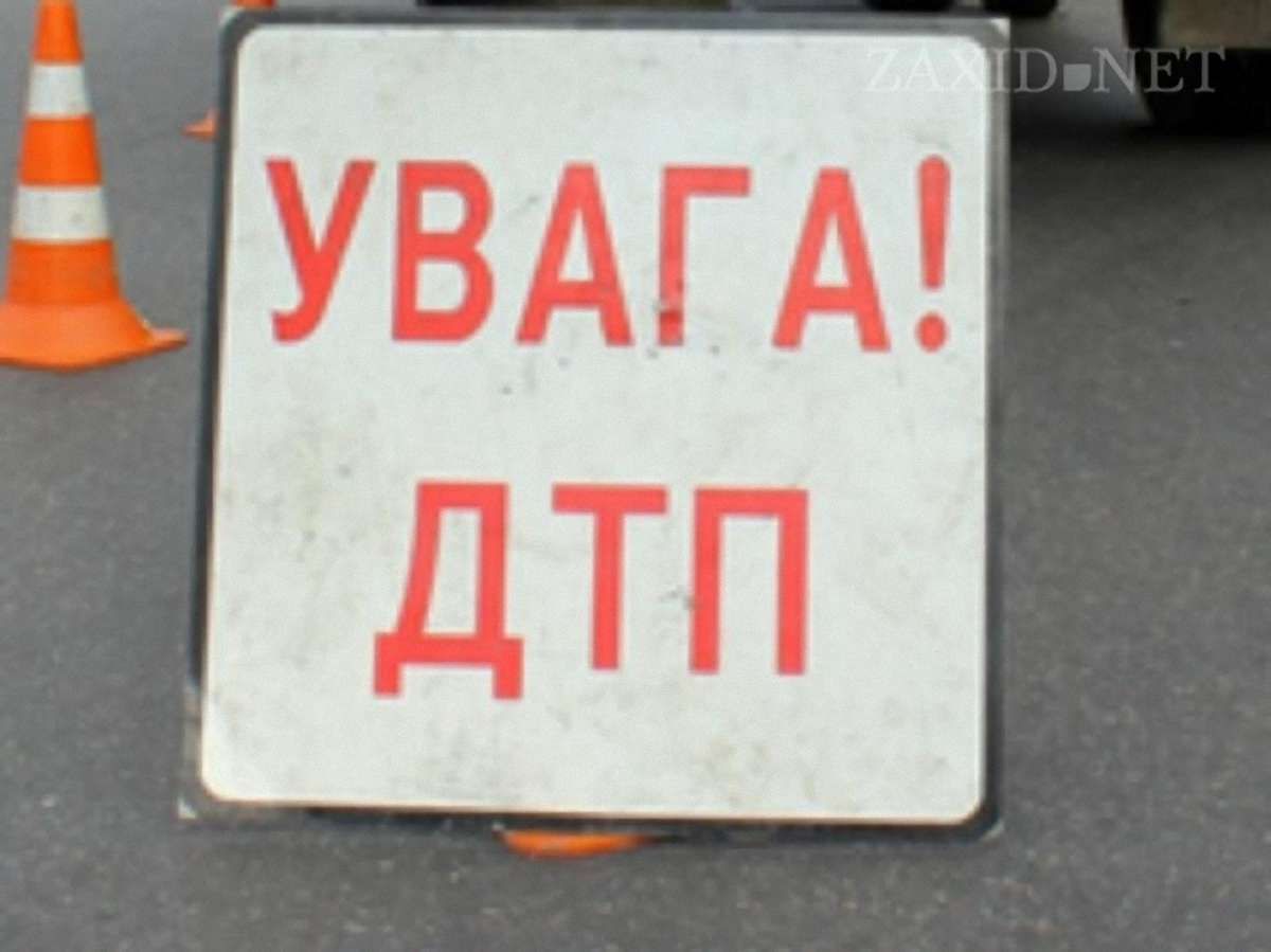 На Сумщині автобус зіткнувся з деревом: постраждало 8 пасажирів