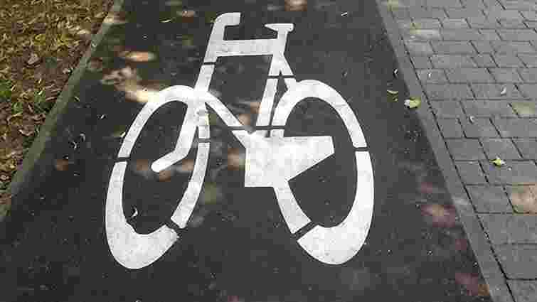 На вулицях Залізняка і Коновальця  ознакували велодоріжку