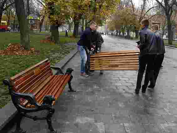 У Львові на проспекті Свободи встановили 20 нових лавок