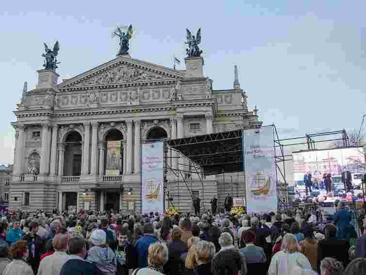 П’ять тисяч львів’ян зібралися перед оперним для спільного молебню