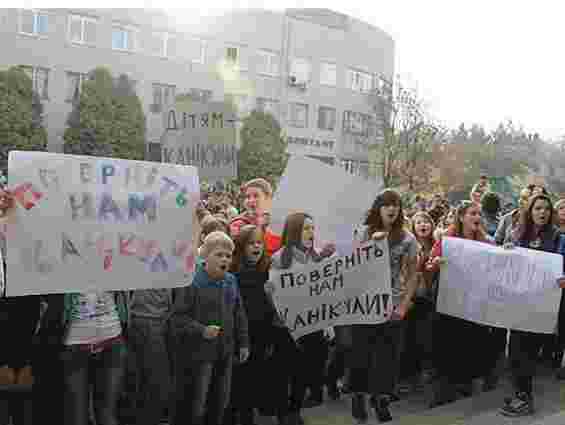 В Ужгороді батьки з школярами перекрили центральний міст