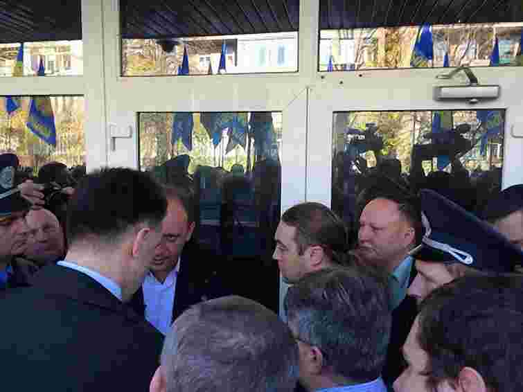 «Свободівці» виламали двері у будівлі МВС