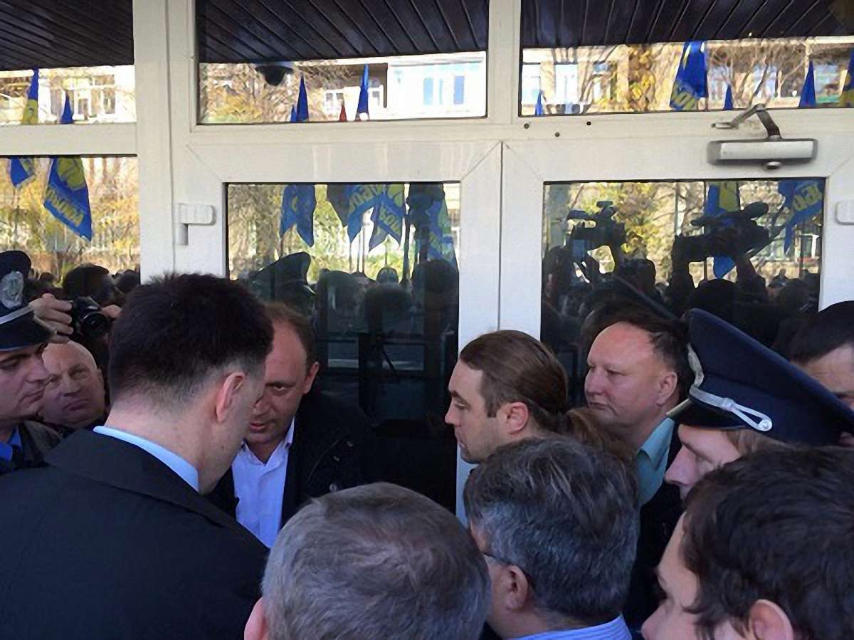 «Свободівці» виламали двері у будівлі МВС
