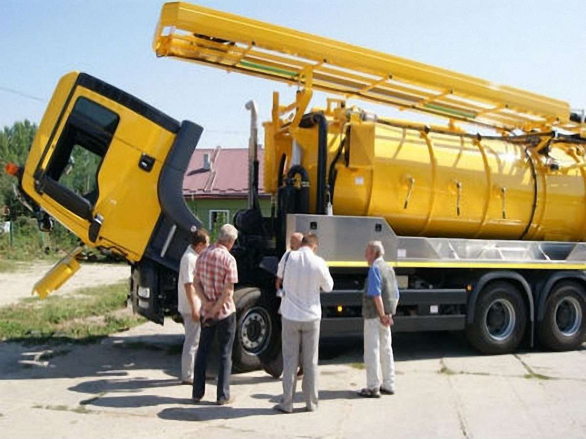 «Львівводоканал» запустив в роботу спецмашини для очистки колекторів