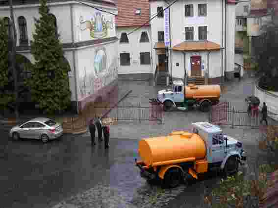 У центр міста воду цілодобово возитимуть 3 машини