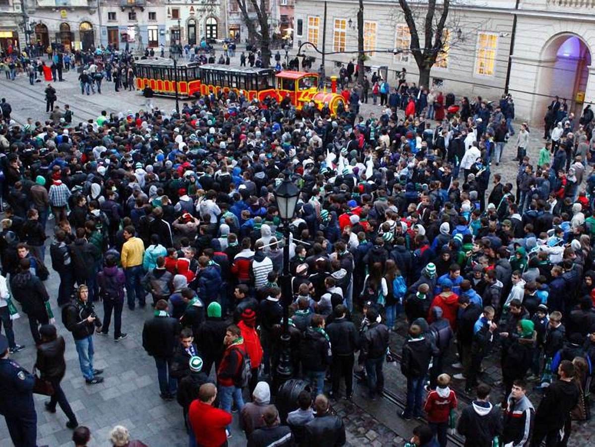 Маски, петарди і димові шашки – Львовом пройшли 3000 фанів