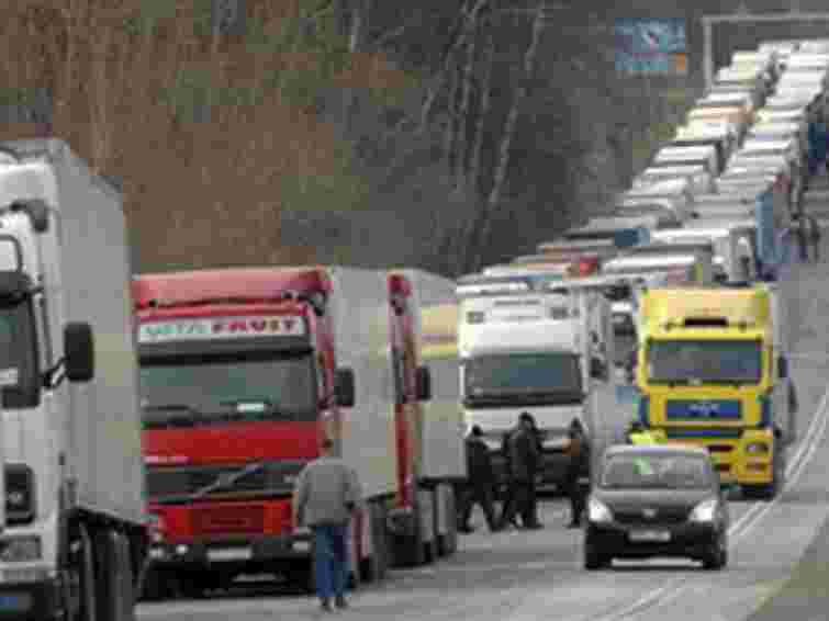 На російському кордоні застрягли вже понад 400 фур