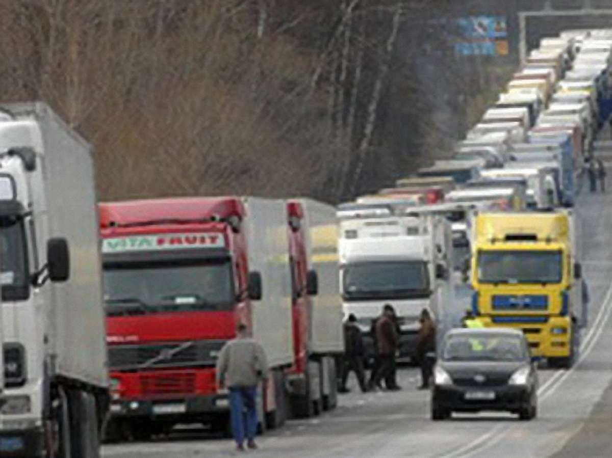На російському кордоні застрягли вже понад 400 фур