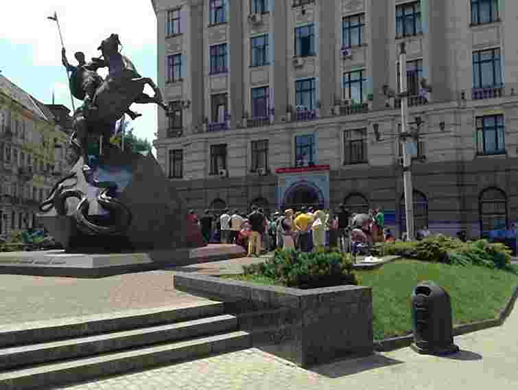 З паркуванням на площі Григоренка у Львові боротимуться естетично