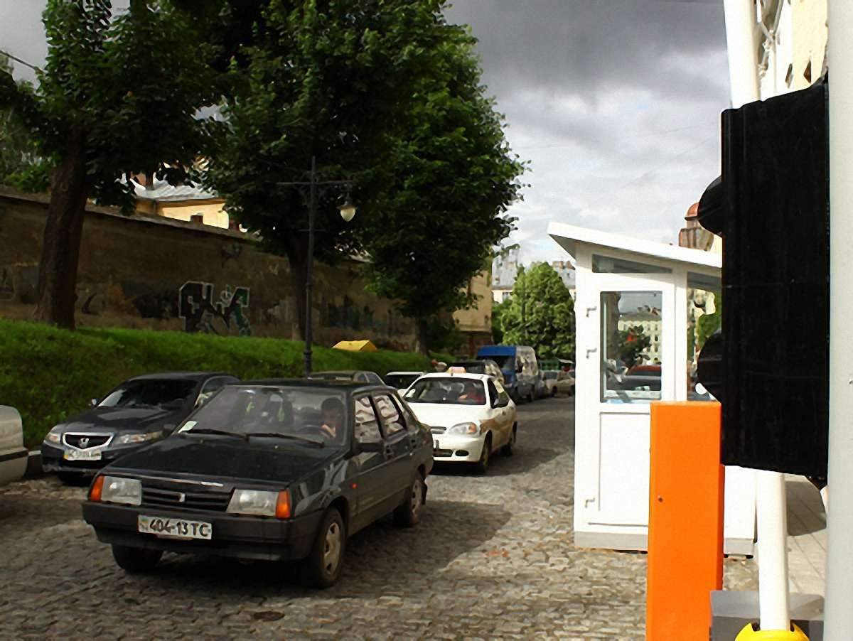 На вулиці Княгині Ольги у Львові запрацювала платна парковка