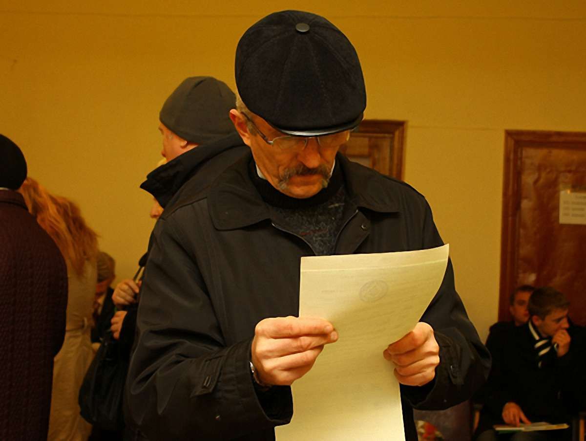 За депутатство у 5 округах боротимуться 93 кандидати. Є "клони"