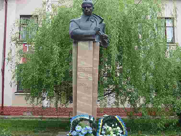 На Тернопільщині відновили пошкоджений постамент Бандері