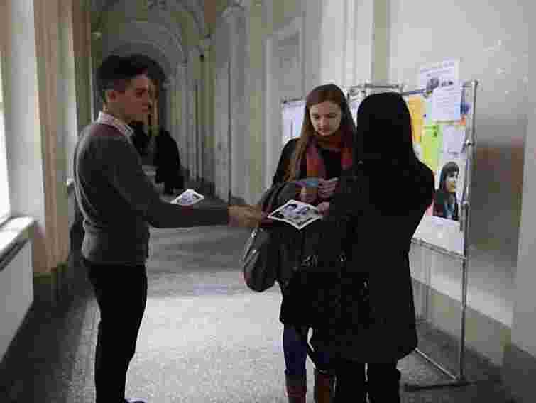 Студенти провели у Львові акцію протесту проти арт-проекту Медведчука 