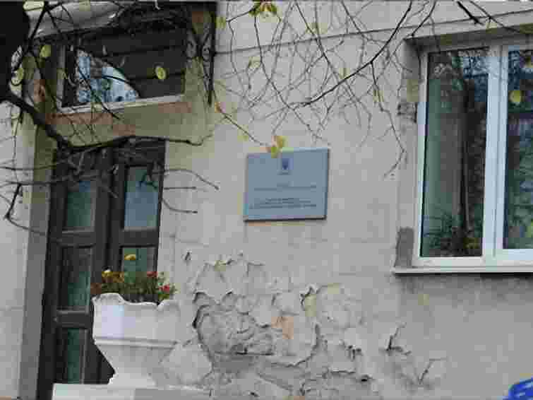 Хлопчик, якого матір залишила на порозі дитбудинку, вже тиждень у лікарні